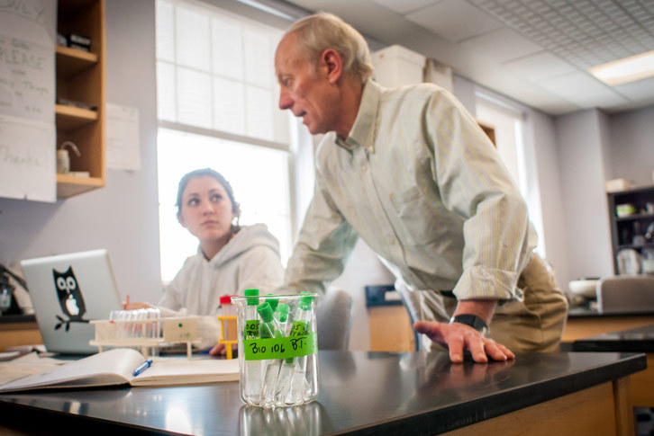 Professor Bill Thomas works with a student in the biology lab.